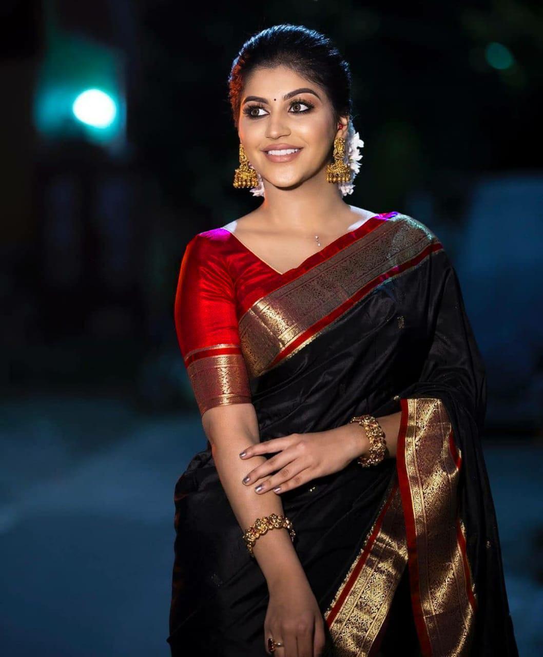 Elegant Black Banarasi Silk Saree With EnamoringBlouse Piece