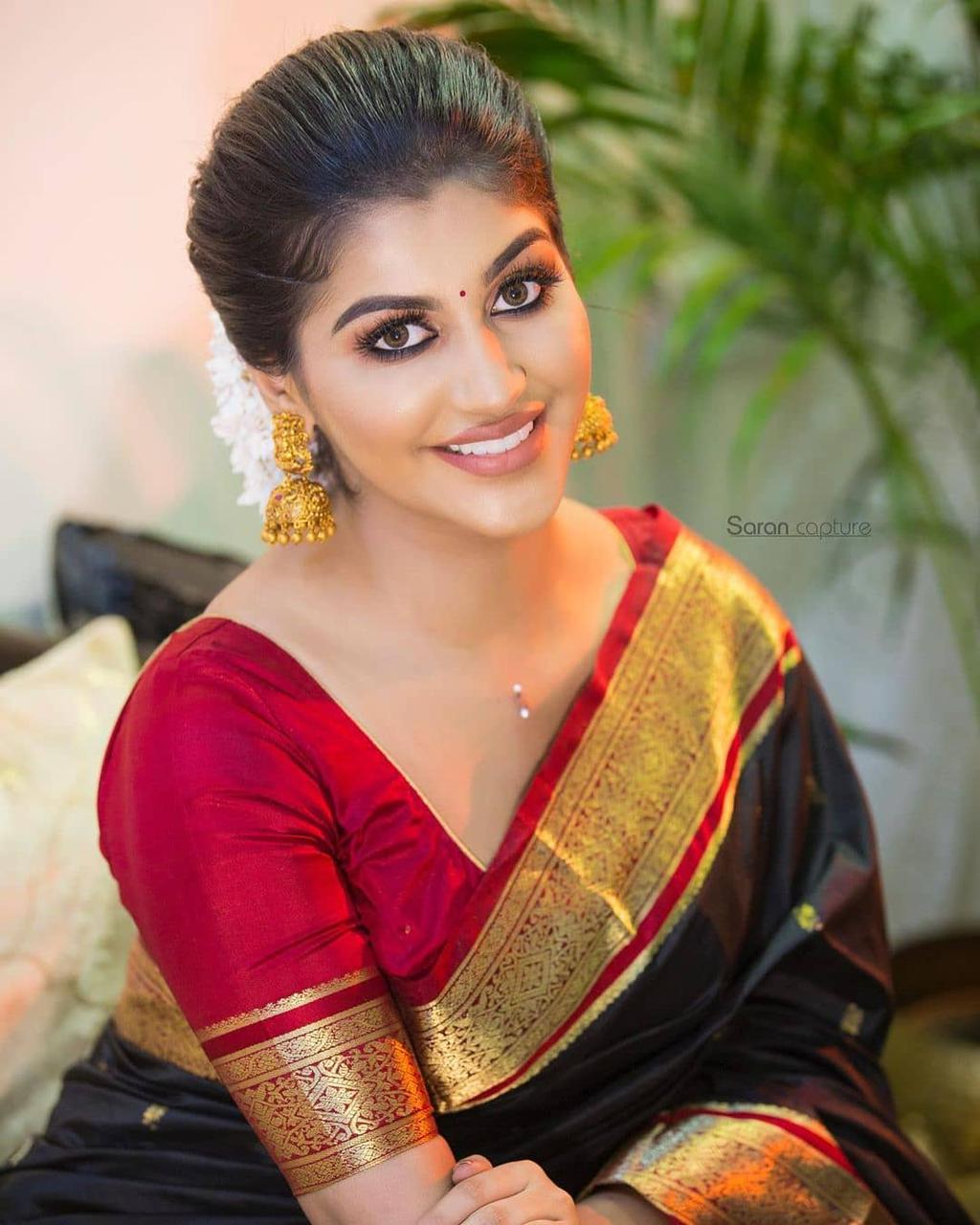 Elegant Black Banarasi Silk Saree With EnamoringBlouse Piece