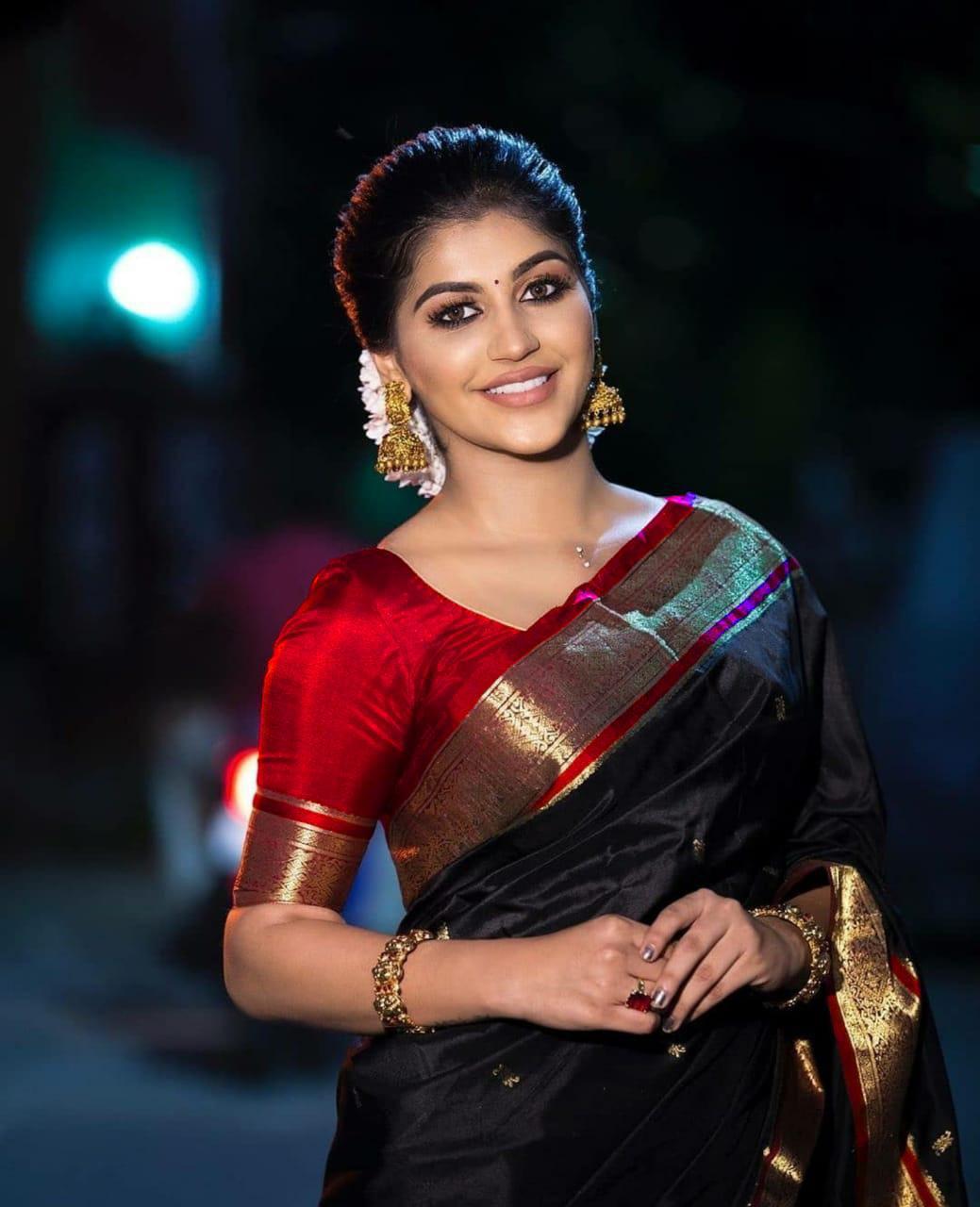Elegant Black Banarasi Silk Saree With EnamoringBlouse Piece