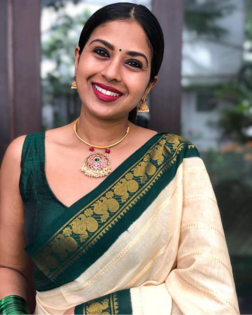 Stylish Cream Soft Silk Saree With Attractive Blouse Piece